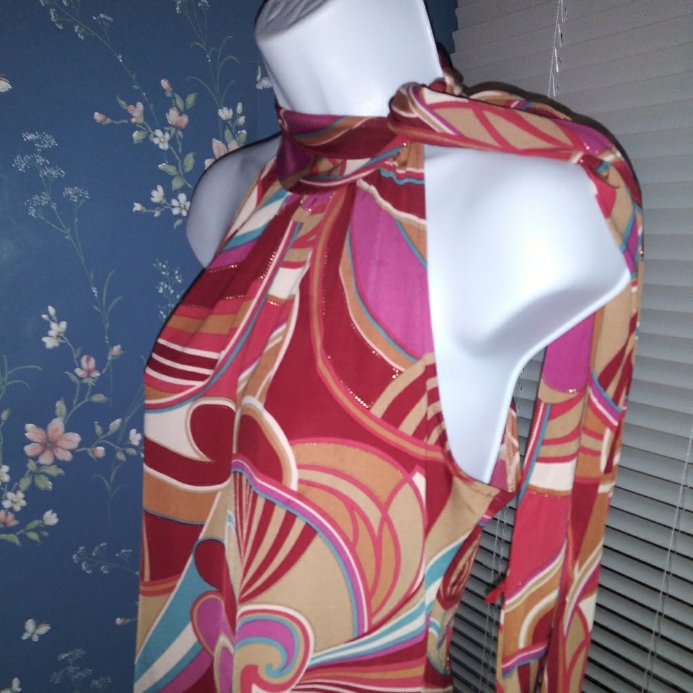 Gorgeous blouse.ties at neck. Sleeveless funky and
